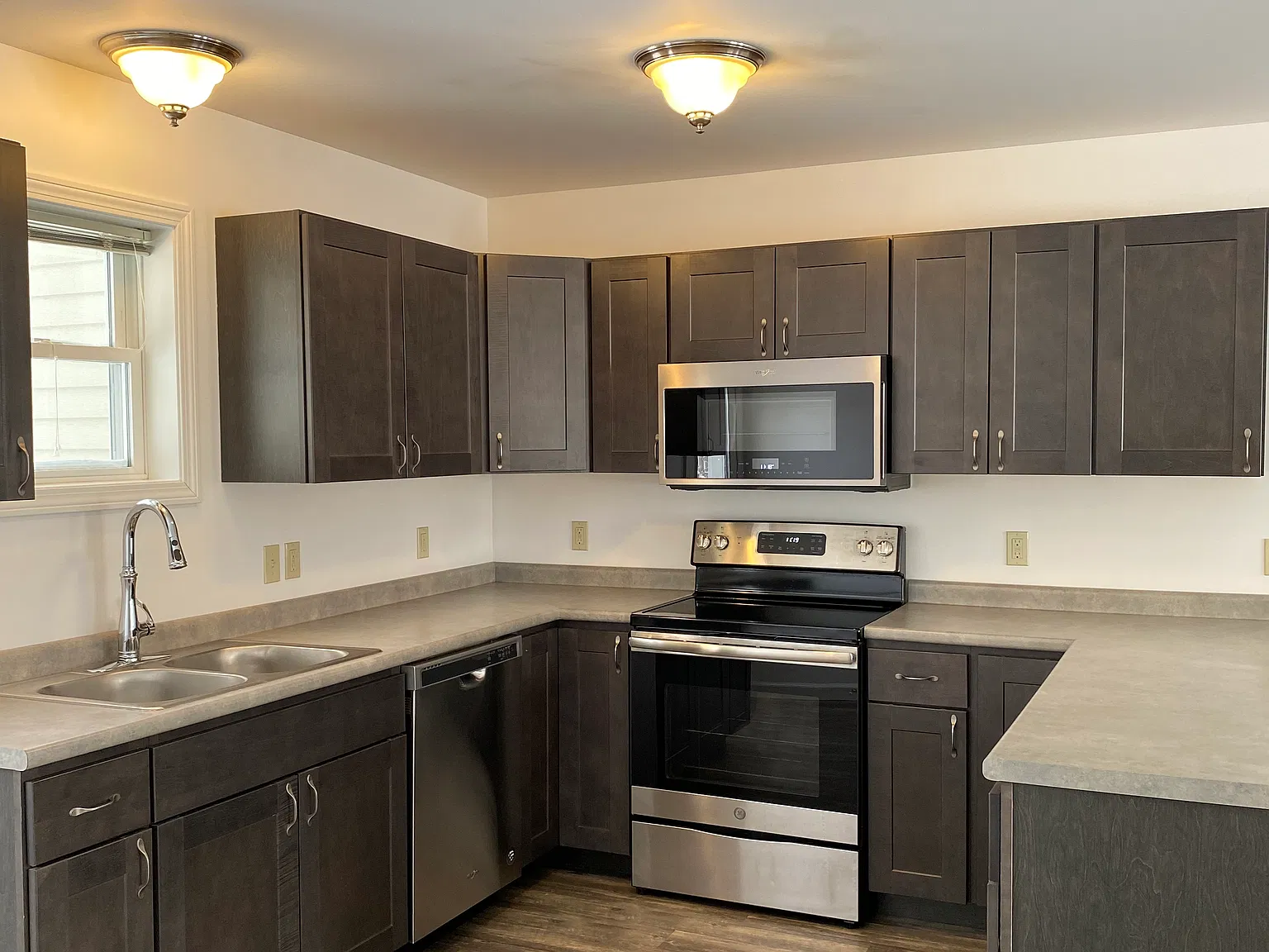 2 bed, 890 sqft, $1,650 — Photo 2