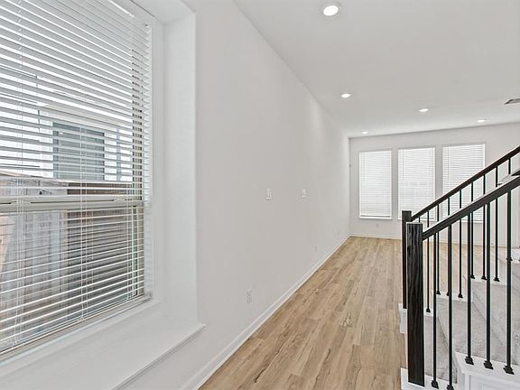 3rd image of 4127 Balboa Dr
