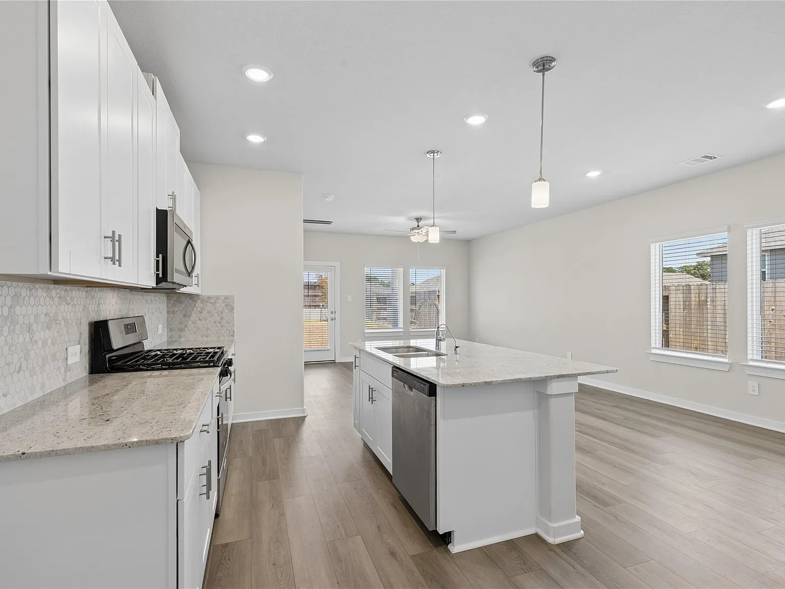 4 bed, 2.5 bath, 1986 sqft, $2,300 — Photo 3