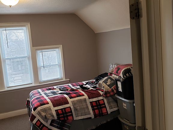 2nd image of 137 4th Ave N #2