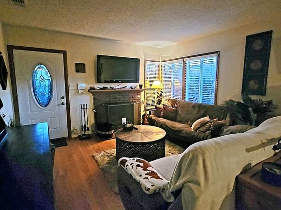 Cozy Living Room w/Fireplace