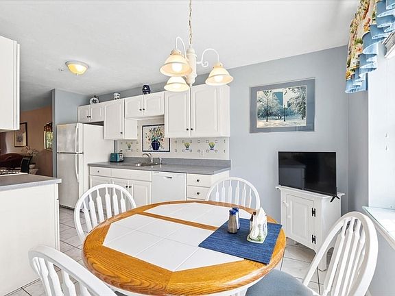 3rd image of 822 Thayer St Unit 822