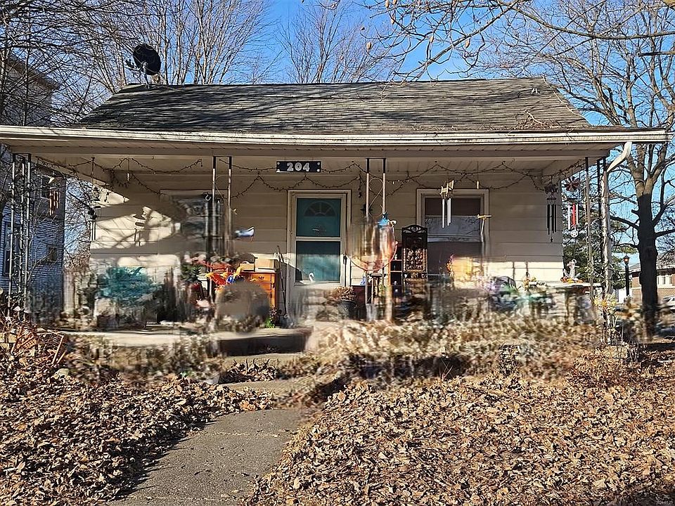 1st image of 204 N Independence St