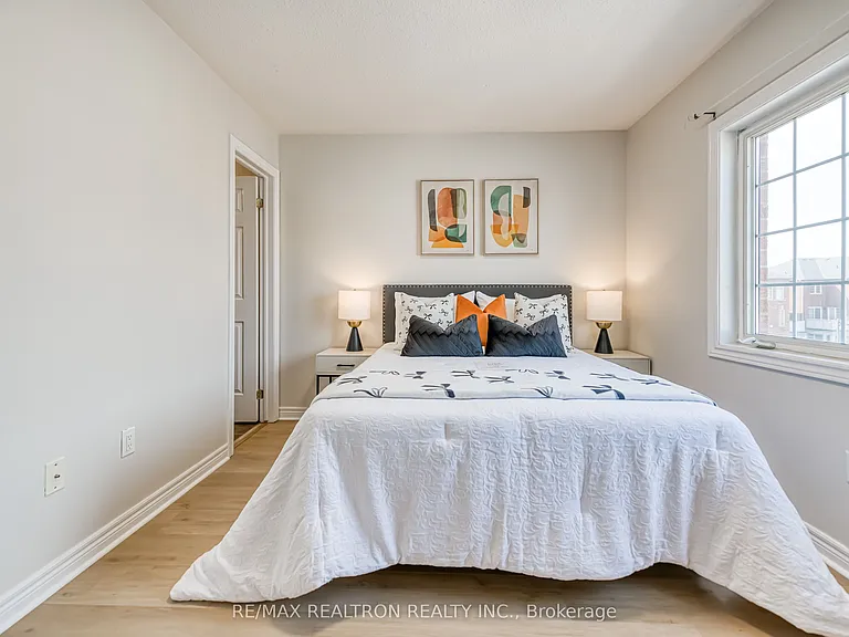 2554 Bur Oak Ave — Photo 31
