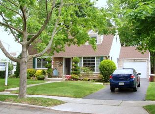 986 Windermere Rd, Franklin Square, NY 11010