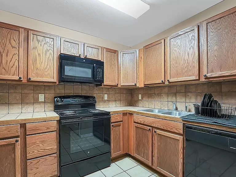 501 E Washington Ave — Photo 4