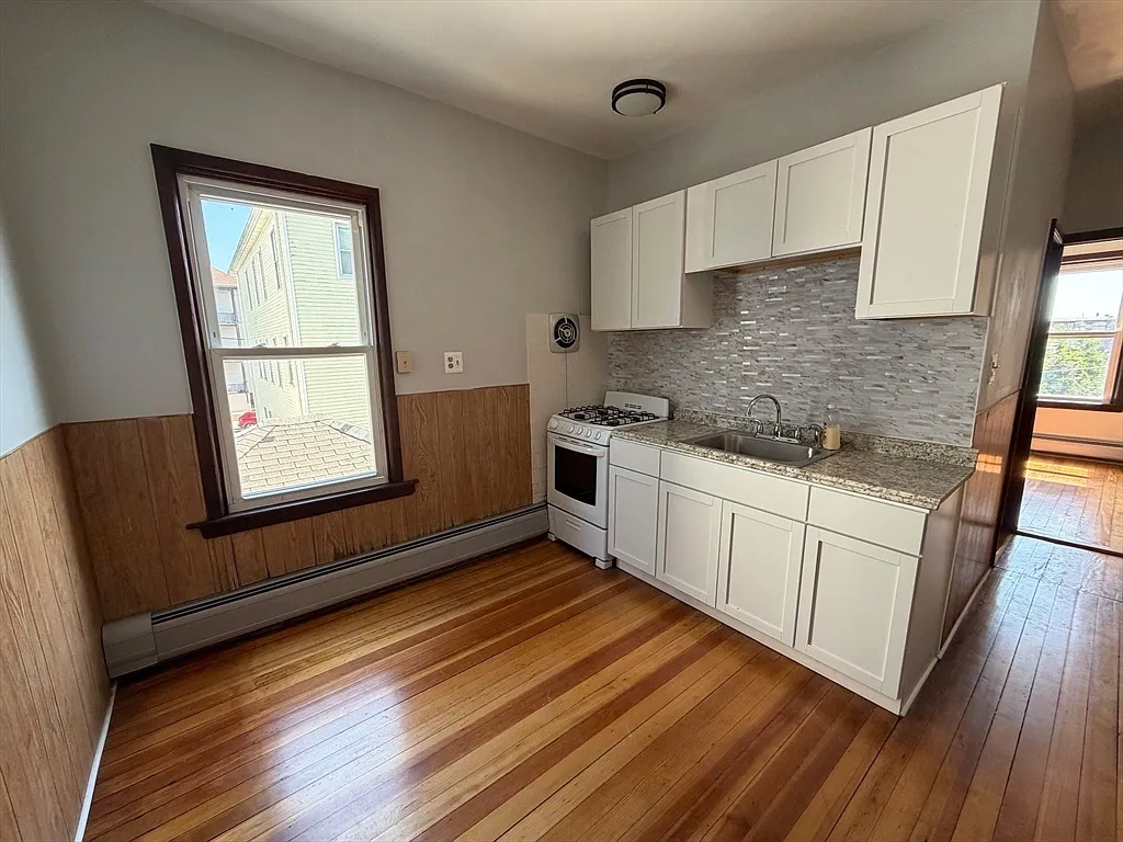 2 bed, 1.0 bath, 700 sqft, $1,800 — Photo 2
