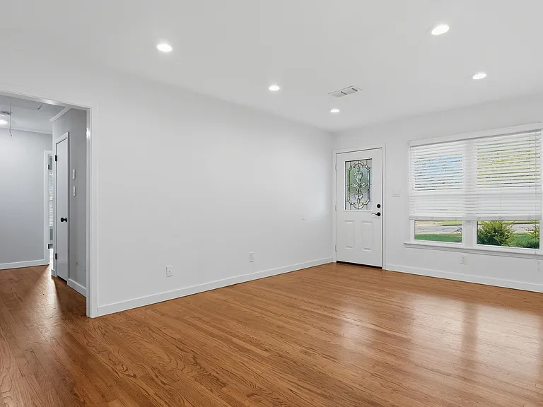 1520 E Hankerson St — Photo 2