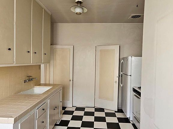 5th image of 349 N Genesee Ave #3