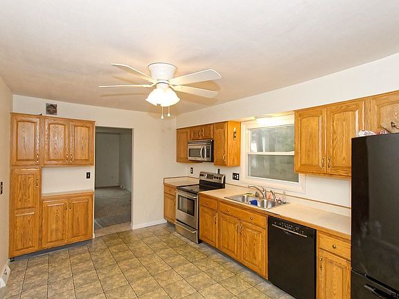 4th image of 1 Leslie Ct