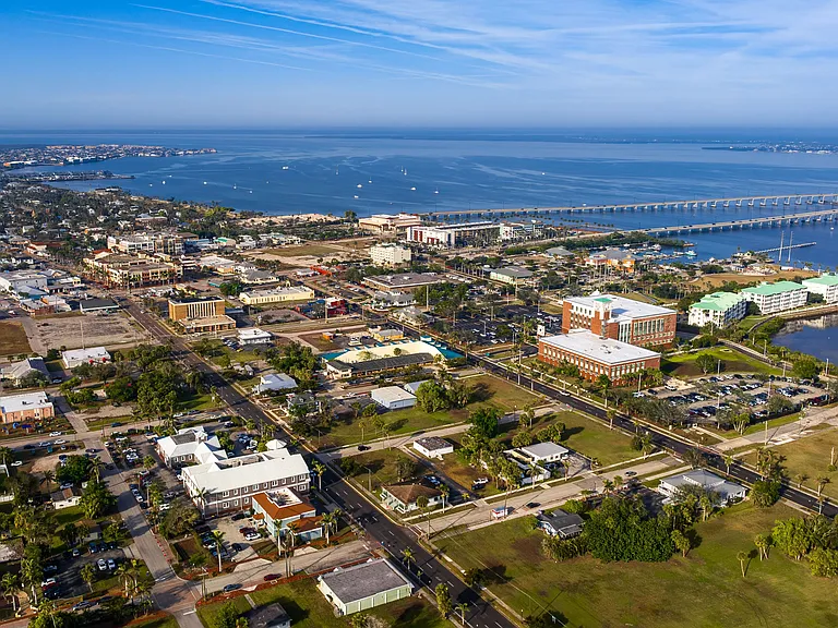With Lakes of Tuscana just minutes away, you'll love the easy access to Punta Gorda's scenic waterfront, charming downtown, and outdoor adventures.