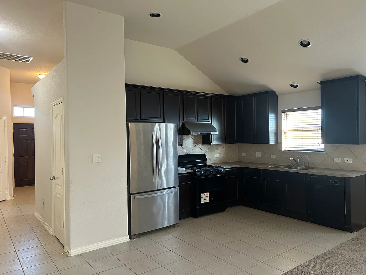 401 Carol Dr — Photo 3