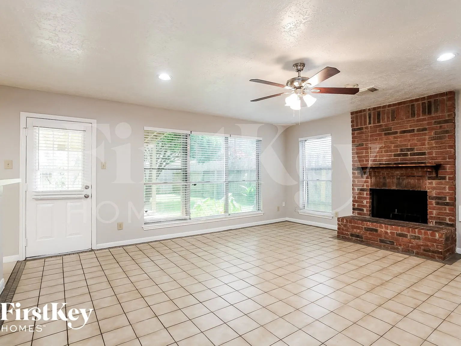 3 bed, 2.5 bath, 2373 sqft, $2,390 — Photo 2