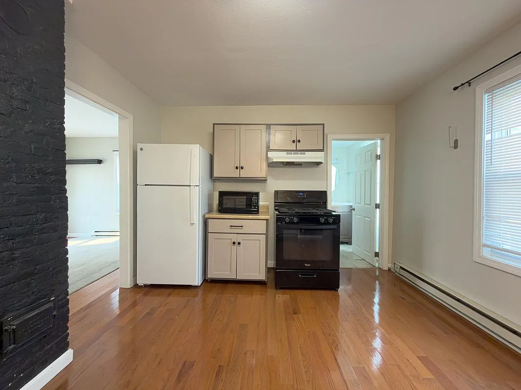 2 bed, 1.0 bath, 774 sqft, $1,700 — Photo 2