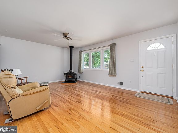 3rd image of 1132 Court Revere