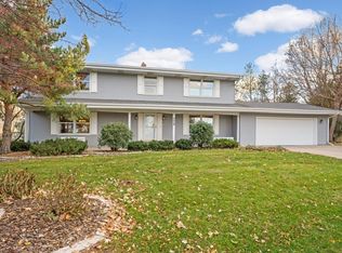 2428 Farrington Cir, Roseville, MN 55113