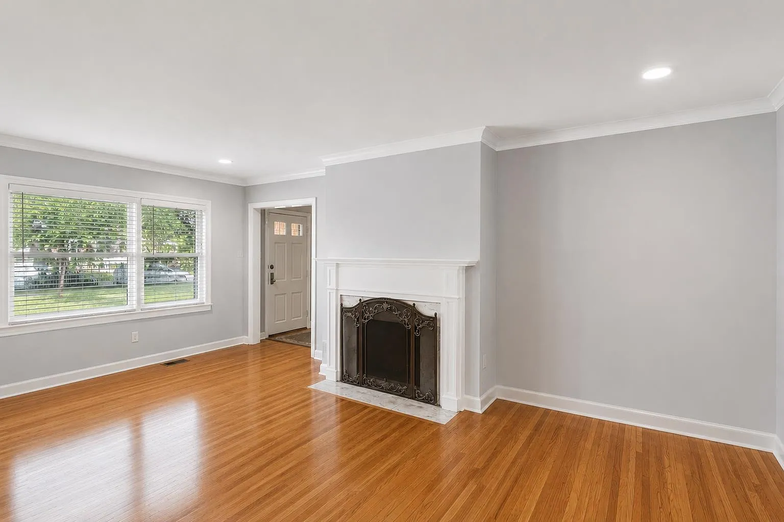 3 bed, 2.0 bath, 2236 sqft, $2,100 — Photo 2