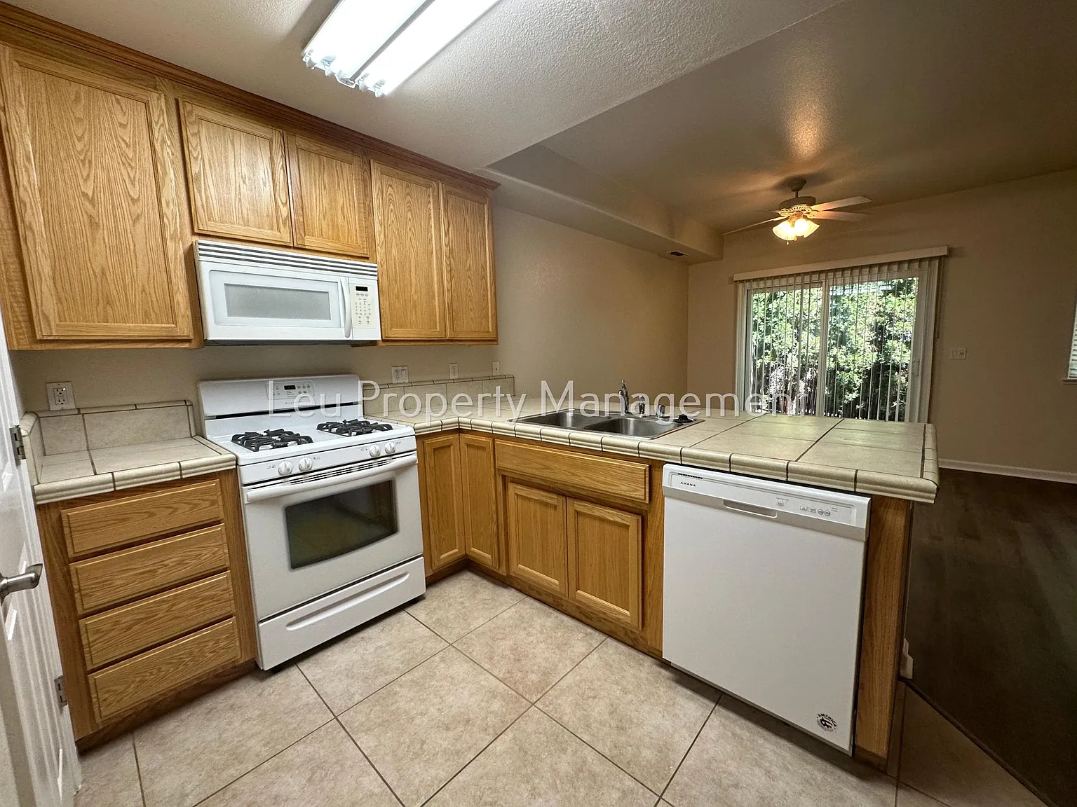 3 bed, 2.5 bath, 1326 sqft, $2,550 — Photo 2