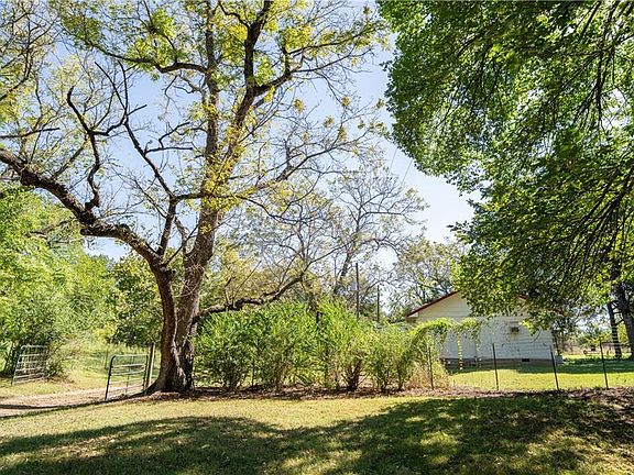3rd image of 1137 Kentucky Rd