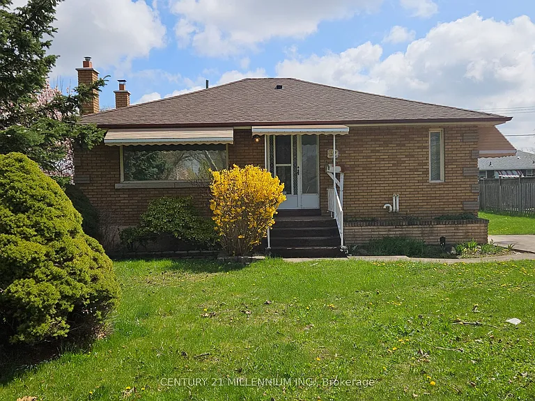 32 Stewart Ave #UPPER — Photo 1