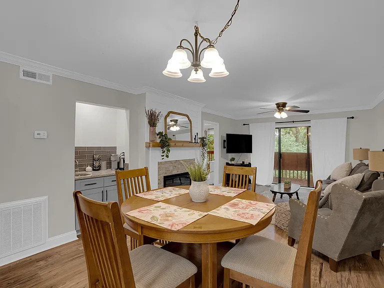 323 Edgewater Ln — Photo 5