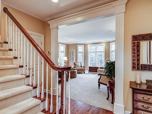 5th image of 44 Bay Meadows Dr