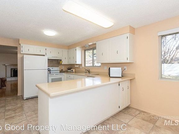 3rd image of 172 N Midland Blvd