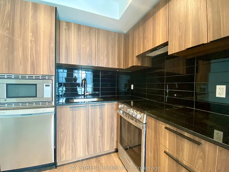 501 Yonge St #2709 — Photo 7