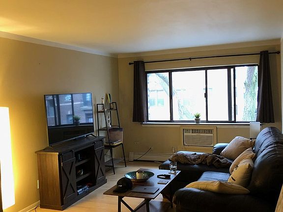 2nd image of 3620 N Pine Grove Ave APT 412