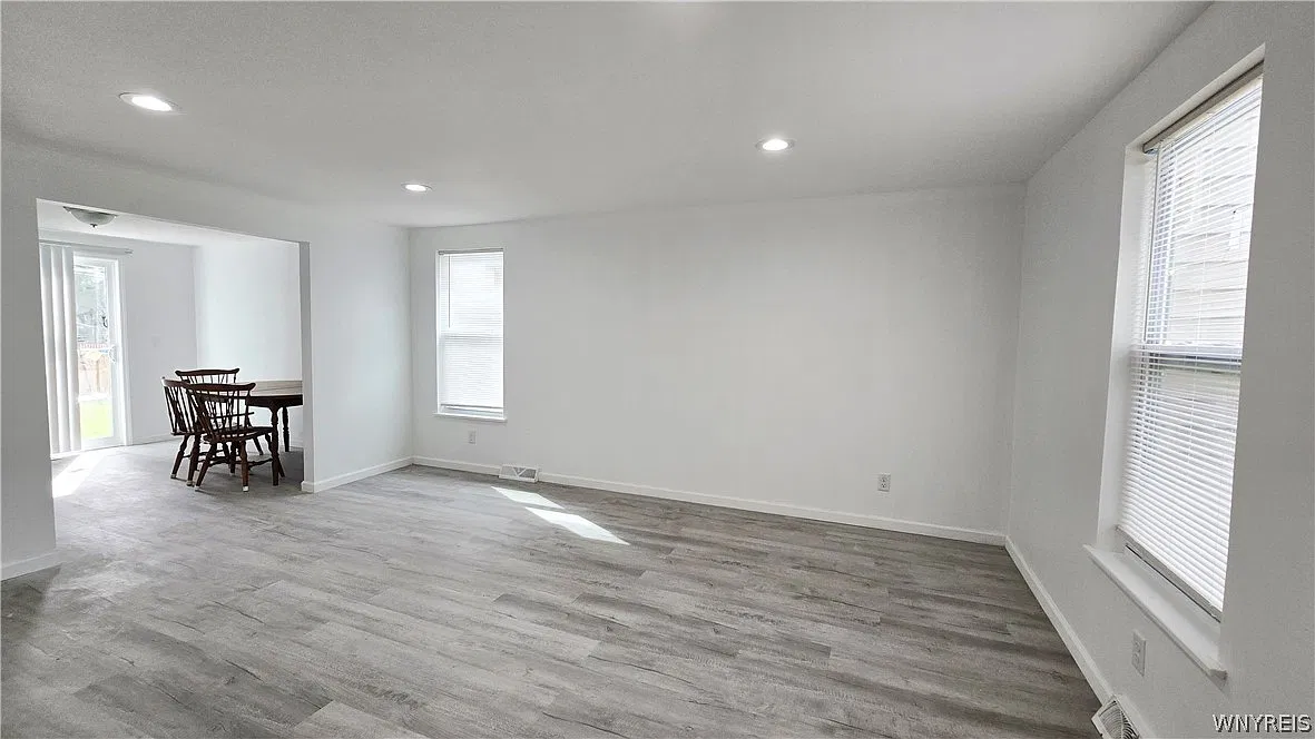 3 bed, 1.5 bath, 1318 sqft, $1,800 — Photo 4