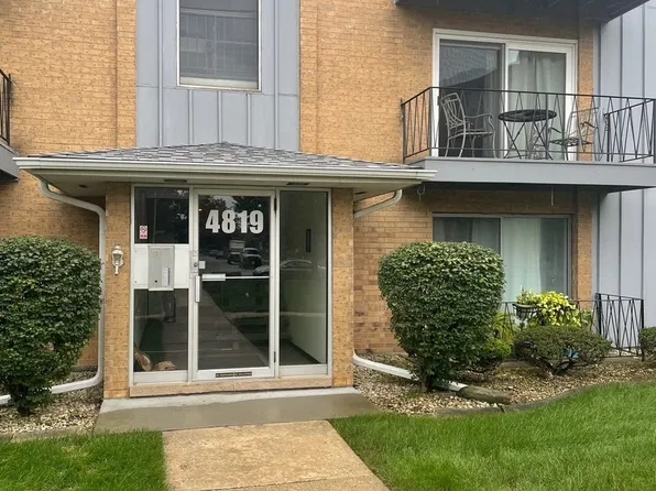 4819 W 109th St #201, Oak Lawn, IL 60453
