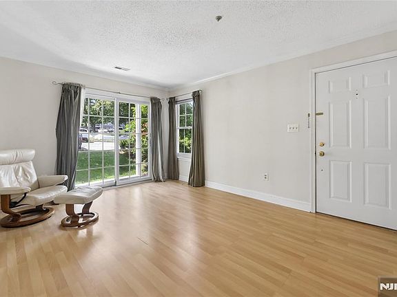 3rd image of 1116 Hyde Park Ct