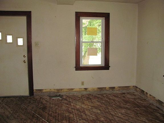 3rd image of 895 W Park Dr