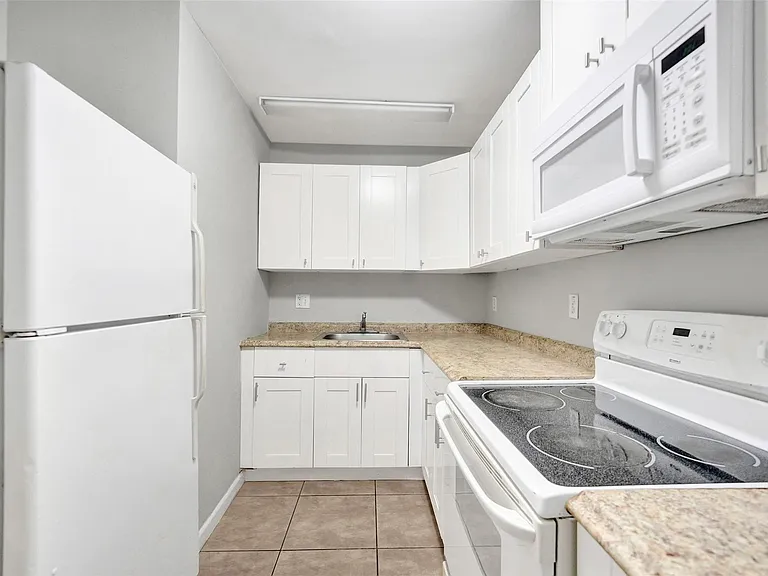 555 SE 8th St #252 — Photo 14