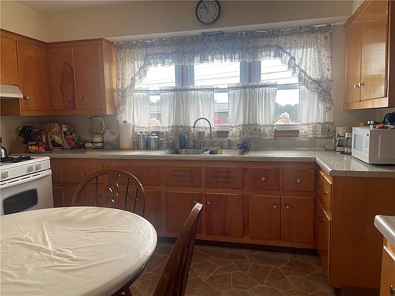 3rd image of 3871 Saranac Dr