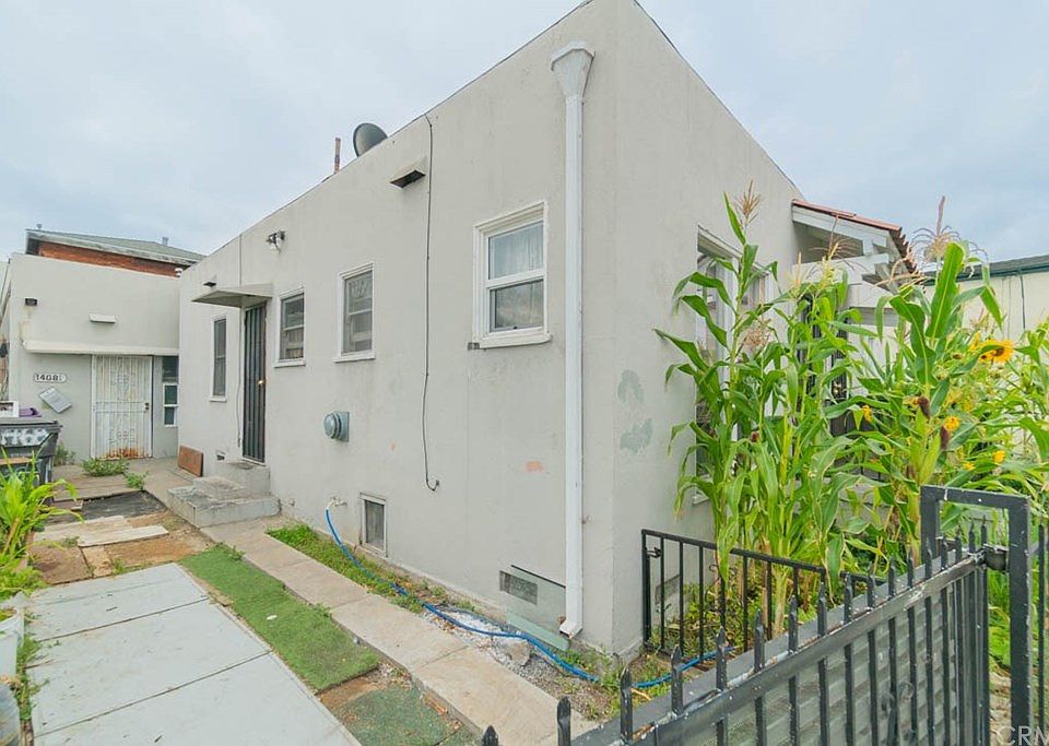 2nd image of 1466 Alamitos Ave