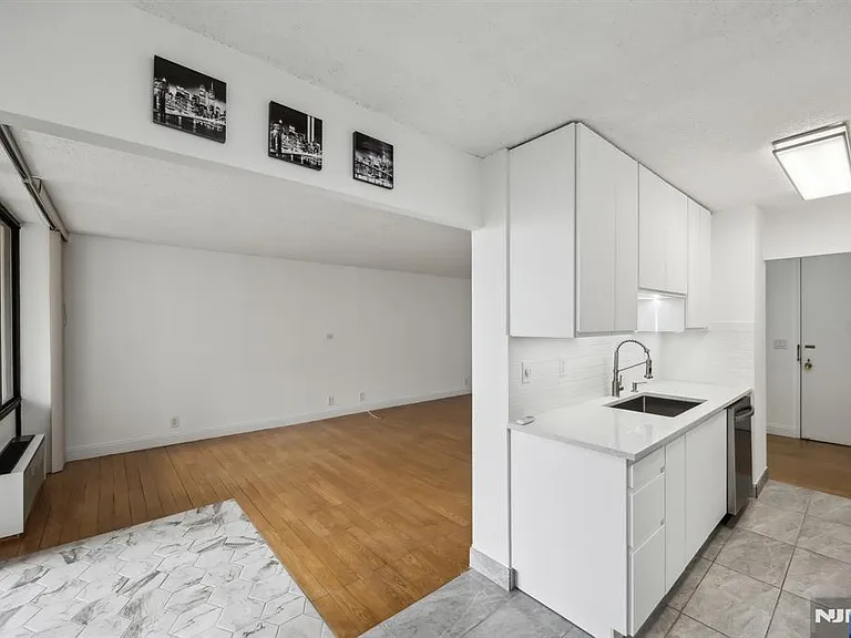 300 Winston Dr #2020 — Photo 4