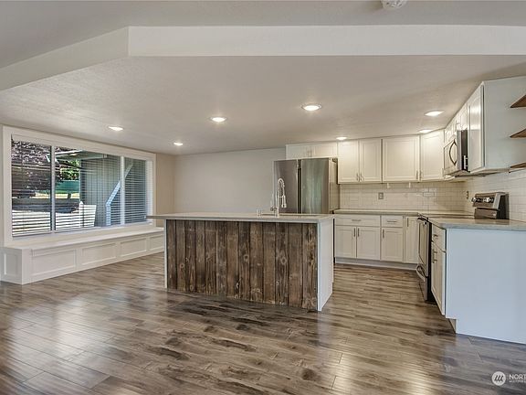 5th image of 209 Jensen Lane N