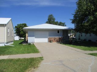 204 Roosevelt Ave, Underwood, ND 58576