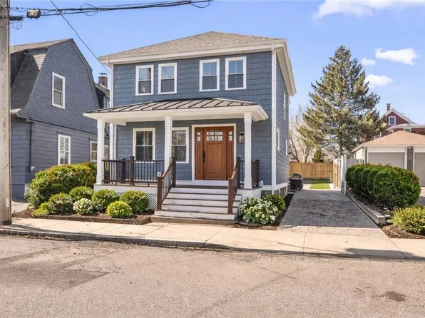 9 Whitwell Pl, Newport, RI 02840