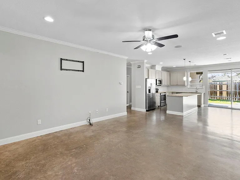 2806 Gordon Ave — Photo 2