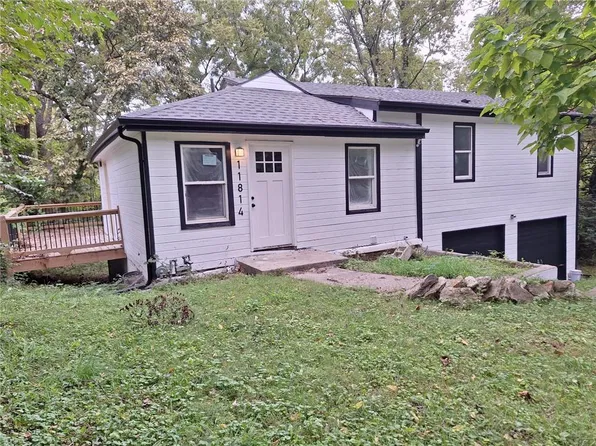 11814 E Roberts St, Sugar Creek, MO 64054