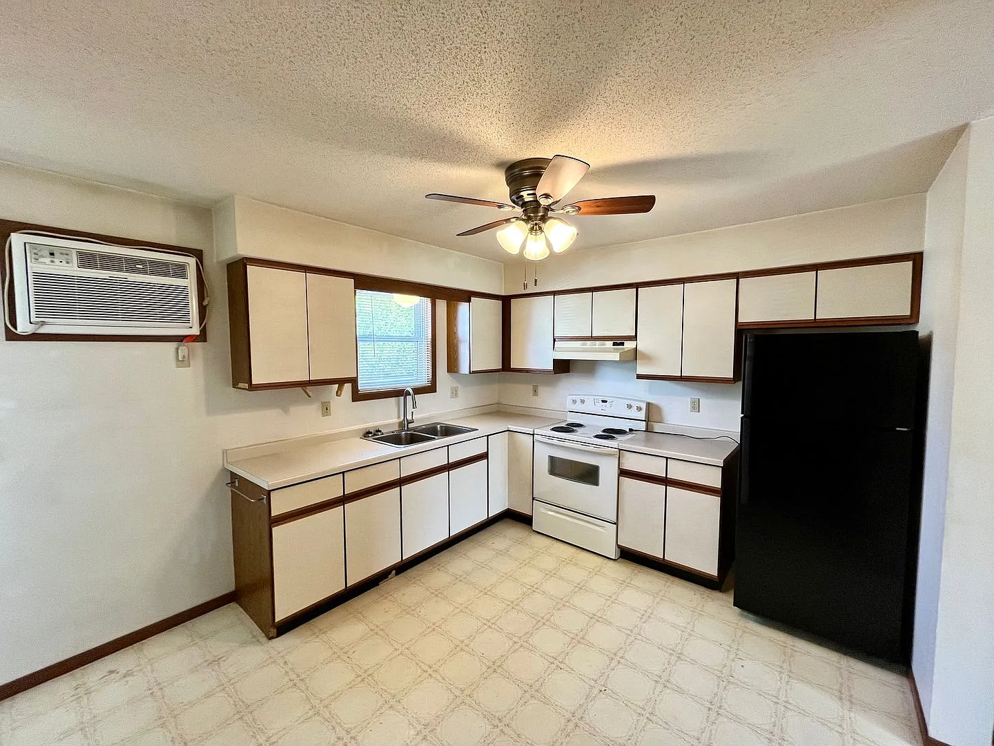 602 Hollywood Dr — Photo 3