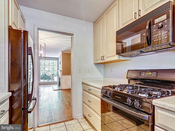 5th image of 812 S Fairfax St