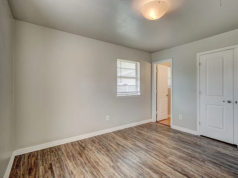 1401 Hampton Dr — Photo 24