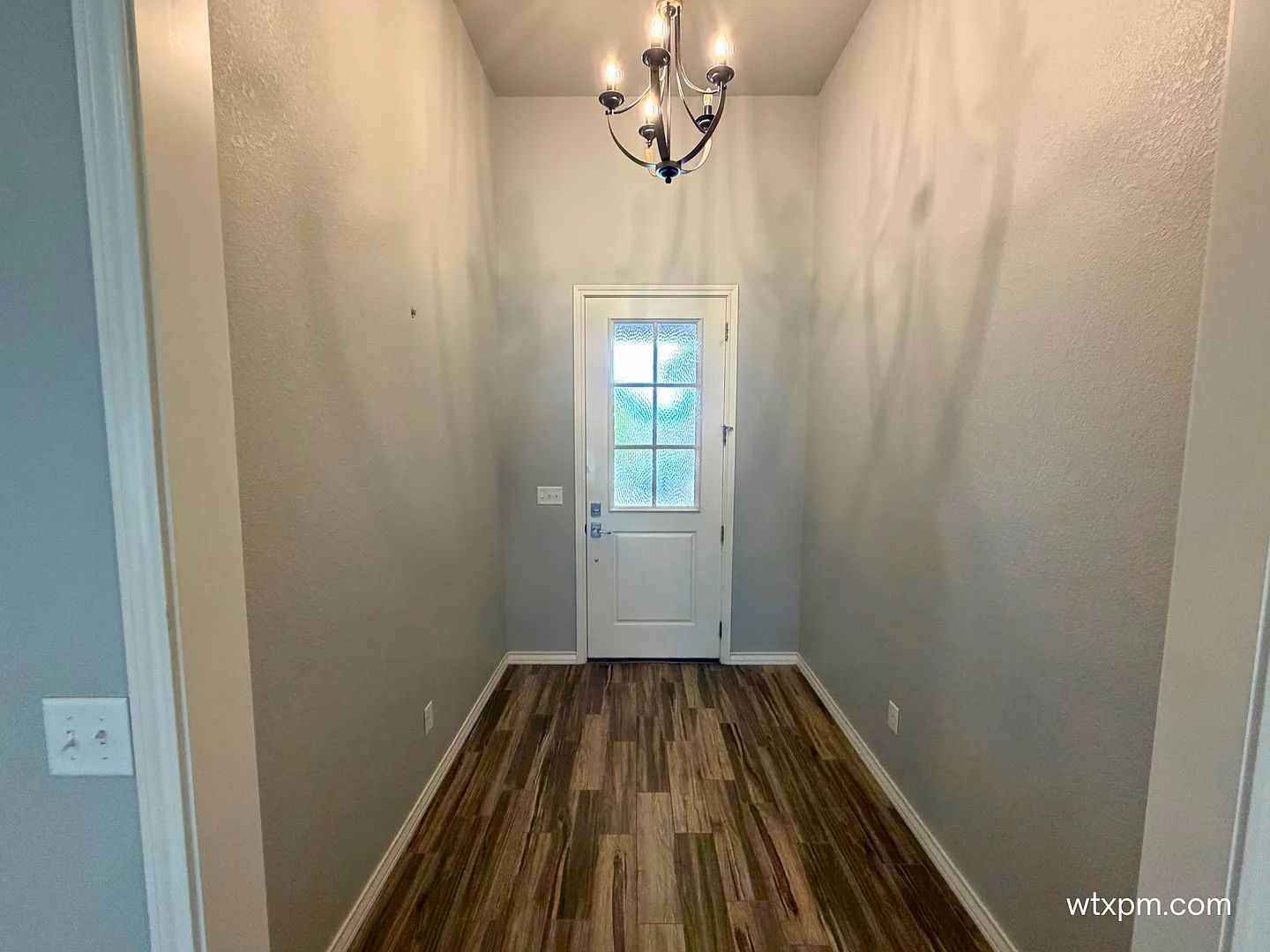 Beautifully Updated 3 Bed, 2 Bath Canyon Home — Photo 2