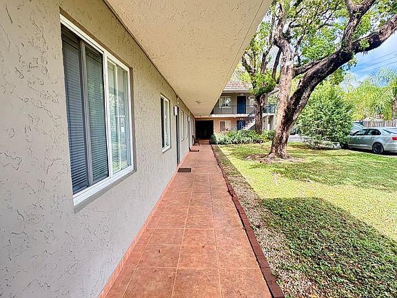 5th image of 1111 Tequesta St #4