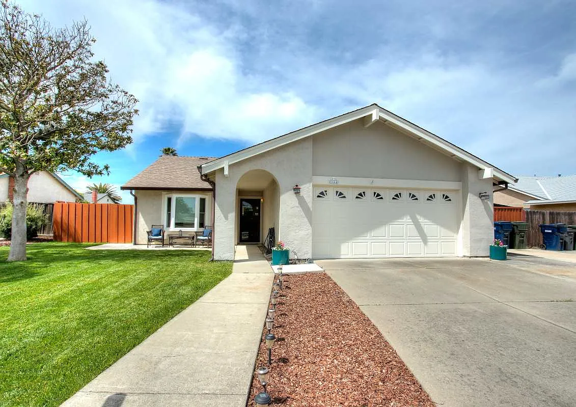 1664 Rhododendron Dr photo 1