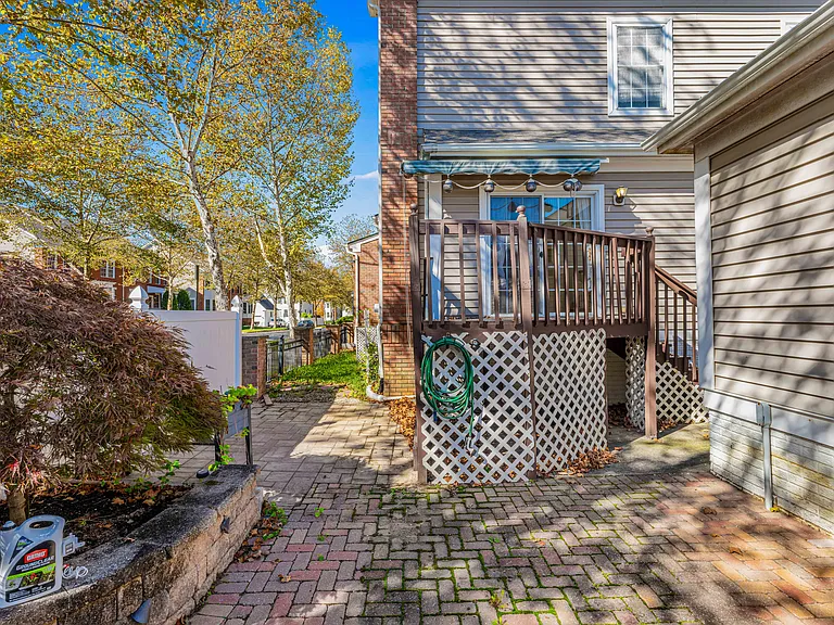 102 Burnet Cres #102 — Photo 47