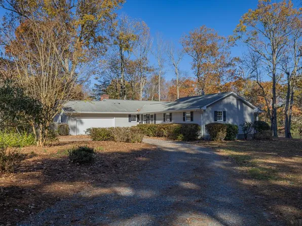 100 Quiet Cove Ln, Kilmarnock, VA 22482